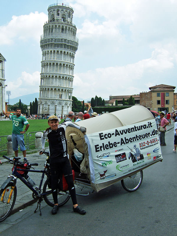 Christian with ASSOS bike clothing and our crazy bike-trailer in front of the Pisa Tower.